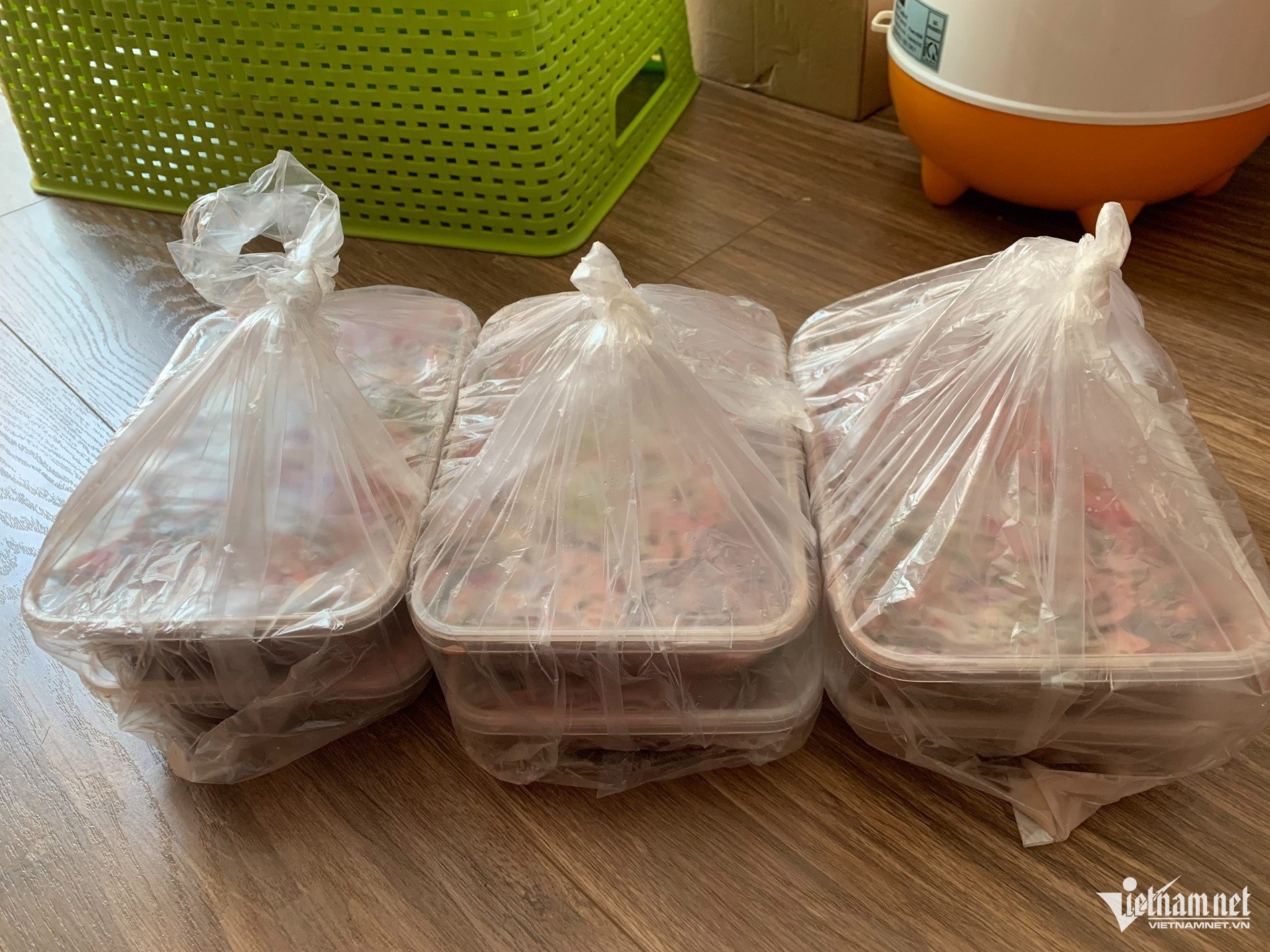 Thông gia đem hết đồ quê được biếu ra đãi khách, mẹ tôi xúc động, nghẹn ngào khi biết lý do. Ảnh minh họa