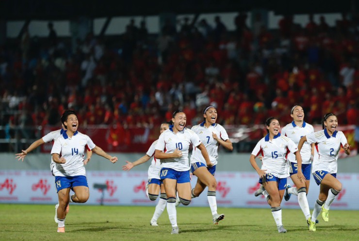 Nỗi buồn của ĐT Việt
Nam là niềm vui của ĐT Philippines. Các cô gái áo trắng vỡ òa ăn
mừng HCV