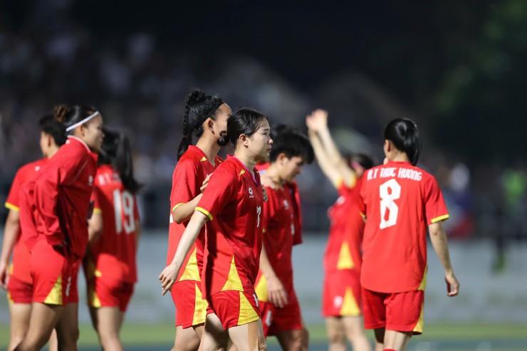 Phút 29, Bích Thùy bị
thổi phạt việt vị sau tình huống đánh đầu tung lưới Philippines
nhưng đây là quyết định hoàn toàn sai lầm