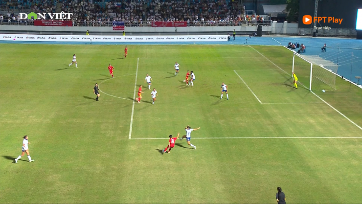 Tình huống trọng tài bắt việt vị "cướp" đi bàn thắng hợp lệ của ĐT nữ Việt Nam.