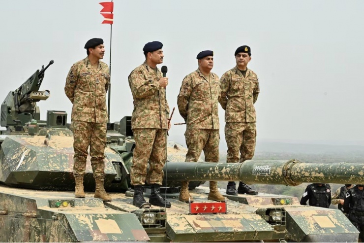 Tướng Asim Munir (cầm micro) trong chuyến thị sát cuộc tập trận ngày 1/5. (Ảnh: Reuters)