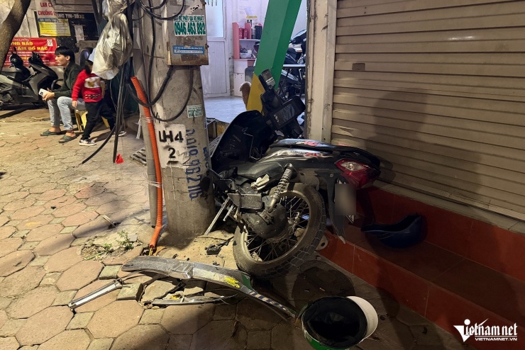 Xe máy hỏng nặng sau cú va chạm mạnh. Ảnh: Đình Hiếu