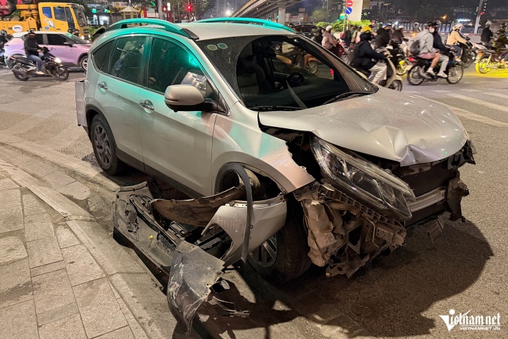Ô tô con bị hư hỏng nặng sau cú va chạm. Ảnh: Đình Hiếu