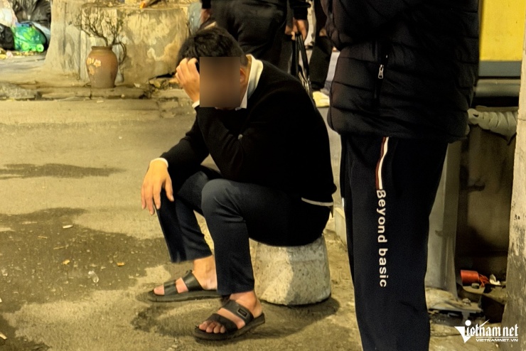 Tài xế ô tô con có biểu hiện choáng váng, mệt mỏi. Ảnh: Đình Hiếu