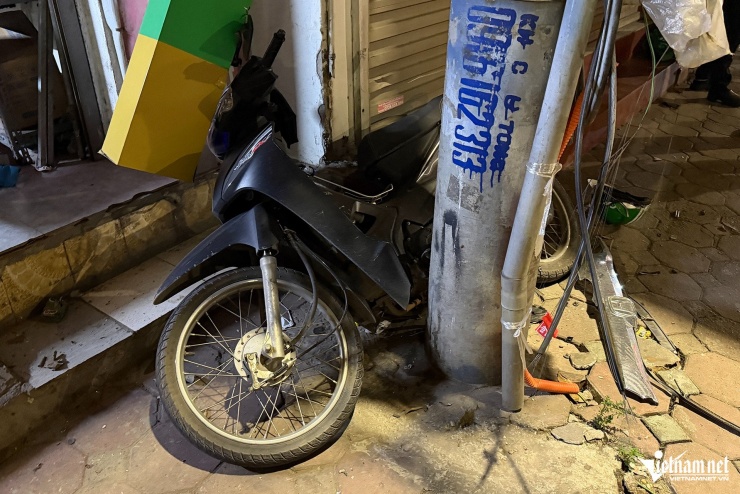 Nhiều mảnh vỡ của ô tô con vương vãi ở hiện trường. Ảnh: Đình Hiếu