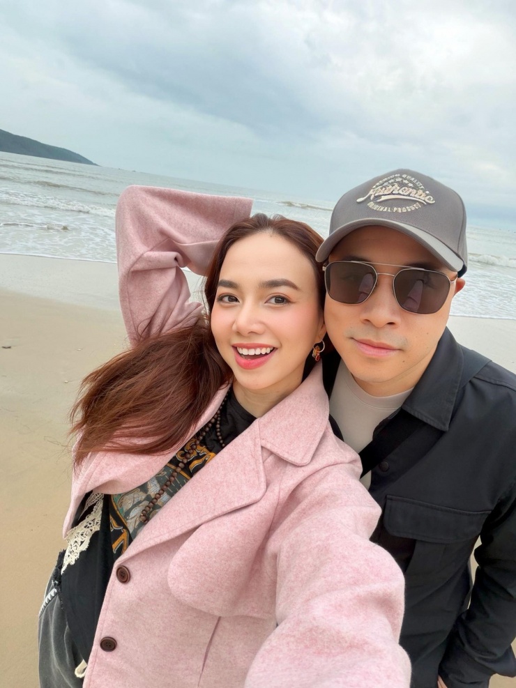 Vợ chồng Victor Vũ - Đinh Ngọc Diệp quấn quýt bên biển.