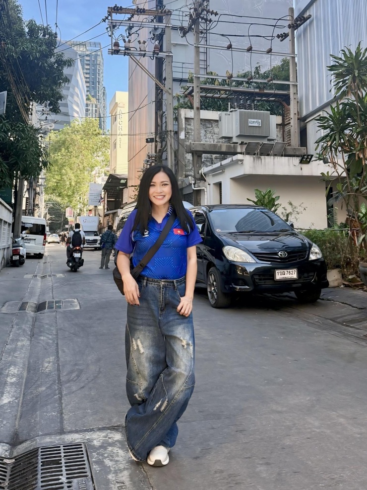 Ca sĩ Phương Thanh khoe chiếc áo vừa nhận từ đội tuyển Việt Nam.