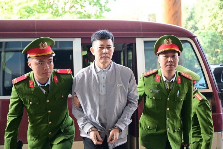 Bị cáo Nguyễn Duy Hưng - cựu Chủ tịch Tập đoàn Thuận An bị dẫn giải tới toà.