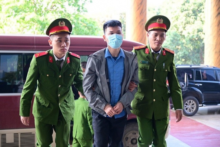 Lực lượng Cảnh sát dẫn giải di lý bị cáo tới phiên toà phúc thẩm.