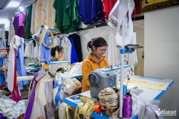 Noel cận kề, làng may lễ phục Công giáo ở Ninh Bình tăng tốc ngày đêm - 1