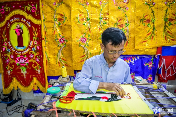 Noel cận kề, làng may lễ phục Công giáo ở Ninh Bình tăng tốc ngày đêm - 4