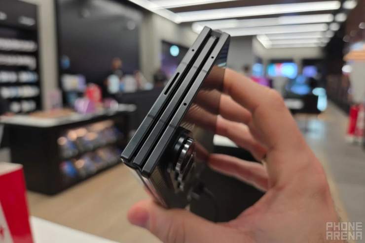 Galaxy Z TriFold có giá khoảng 2.455 USD. Ảnh: PhoneArena