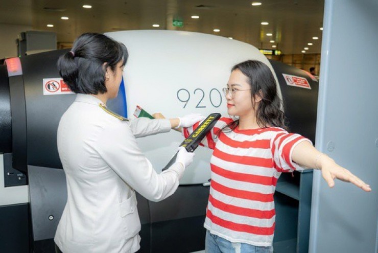 Sân bay Nội Bài có máy soi chiếu hiện đại, có cần tháo giày, thắt lưng khi kiểm tra an ninh?