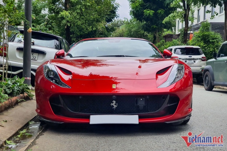 Siêu xe Ferrari 812 GTS sơn đỏ độc nhất Việt Nam giá 26 tỷ dạo phố Sài Gòn - 2