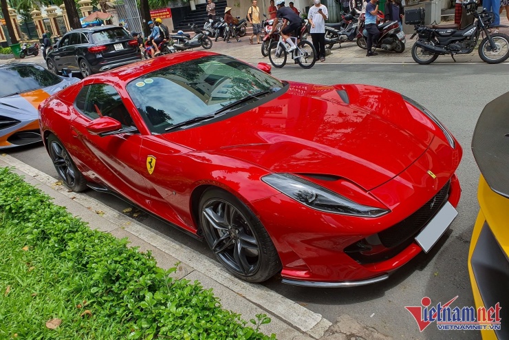 Siêu xe Ferrari 812 GTS sơn đỏ độc nhất Việt Nam giá 26 tỷ dạo phố Sài Gòn - 1