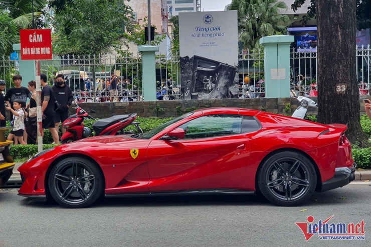 Siêu xe Ferrari 812 GTS sơn đỏ độc nhất Việt Nam giá 26 tỷ dạo phố Sài Gòn - 4