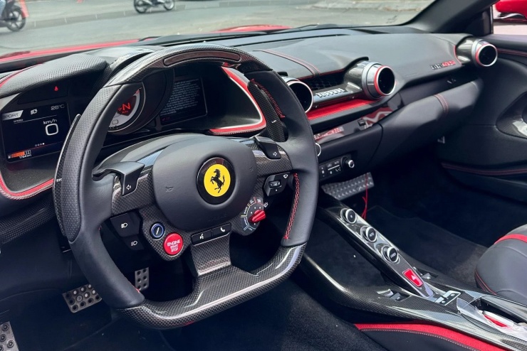 Siêu xe Ferrari 812 GTS sơn đỏ độc nhất Việt Nam giá 26 tỷ dạo phố Sài Gòn - 7