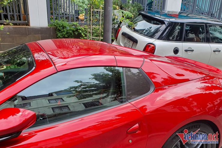 Siêu xe Ferrari 812 GTS sơn đỏ độc nhất Việt Nam giá 26 tỷ dạo phố Sài Gòn - 6