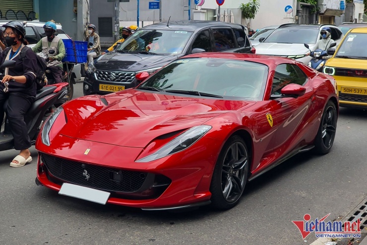 Siêu xe Ferrari 812 GTS sơn đỏ độc nhất Việt Nam giá 26 tỷ dạo phố Sài Gòn - 8