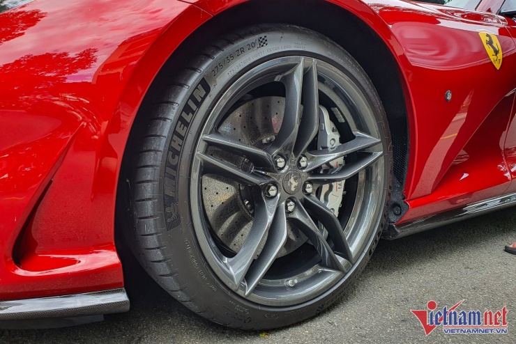Siêu xe Ferrari 812 GTS sơn đỏ độc nhất Việt Nam giá 26 tỷ dạo phố Sài Gòn - 5