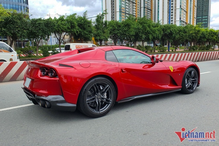 Siêu xe Ferrari 812 GTS sơn đỏ độc nhất Việt Nam giá 26 tỷ dạo phố Sài Gòn - 10