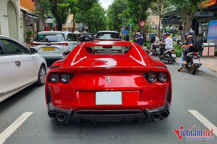 Siêu xe Ferrari 812 GTS sơn đỏ độc nhất Việt Nam giá 26 tỷ dạo phố Sài Gòn - 11