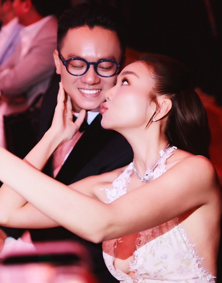 Đôi vợ chồng son trao nhau nhiều cử chỉ tình tứ ngọt ngào ở sự kiện. Thanh Hằng hy vọng năm 2026 tổ ấm của cô có thêm thành viên mới.