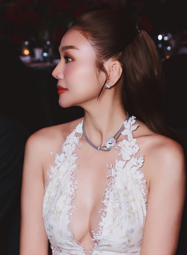 Trang phục cổ yếm xẻ sâu tới eo tôn vòng một cùng nhan sắc quyến rũ ở tuổi ngoài 40 của siêu mẫu.