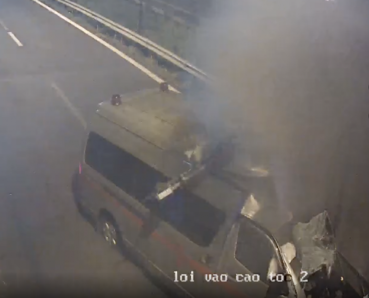 Xe cứu thương bị bốc cháy sau va chạm với ô tô đầu kéo. Ảnh chụp màn hình