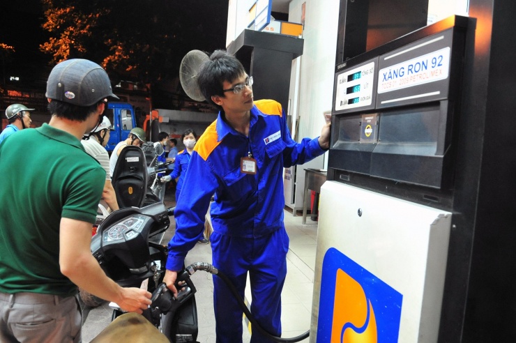 Giá xăng dầu đồng loạt đi xuống, RON95 chỉ còn trên 19.600 đồng/lít - 1