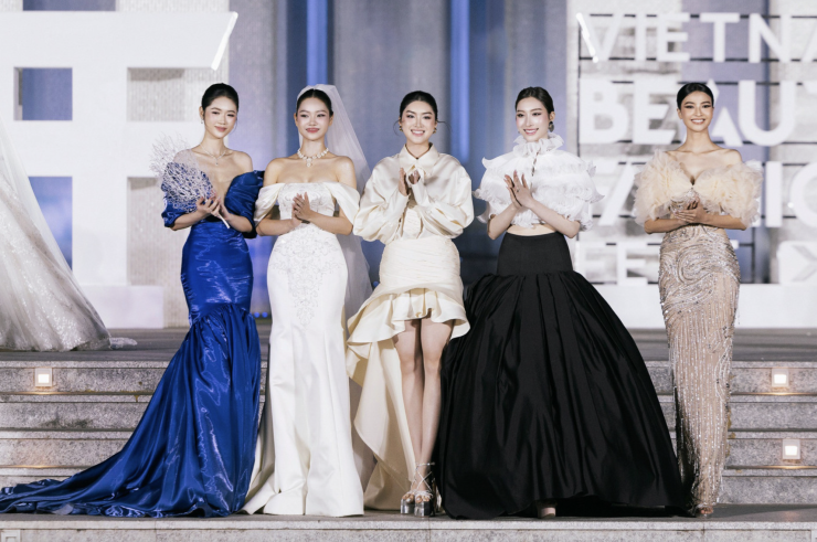 Đêm thi Vietnam Beauty Fashion Fest XIII thuộc khuôn khổ cuộc thi Miss World Vietnam - Hoa hậu Thế giới Việt Nam 2025, 50 thí sinh đã trình diễn 7 bộ sưu tập và Ban giám khảo đã lựa chọn ra Top 5 đề cử cho danh hiệu Người đẹp Thời trang.