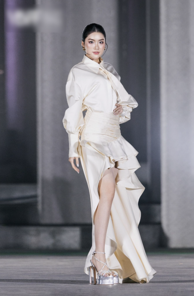 Thí sinh Phan Phương Oanh (SBD 211) trình diễn thiết kế thanh lịch, chất liệu lụa bay bổng. Cô là người đẹp có kinh nghiệm sàn diễn, từng vào top 10 cuộc thi Hoa hậu Việt Nam 2022.