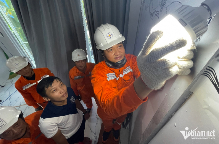 Giá điện sinh hoạt hiện được tính theo 6 bậc, trong đó bậc cao nhất có giá 3.460 đồng/kWh. Ảnh: Hoàng Giám