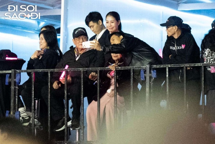  Cảnh Mai Tài Phến thân thiết với bố mẹ của Mỹ Tâm trong live concert hôm 13/12 ở SVĐ Mỹ Đình. Ảnh: FB