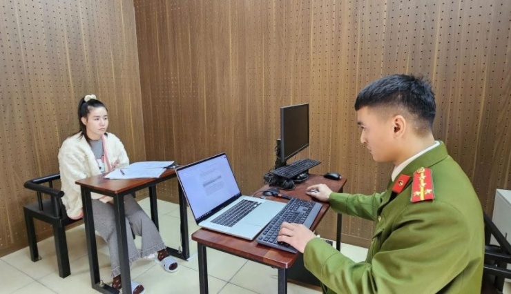 Đối tượng Nguyễn Thị Chín (biệt danh: Hoa) tại cơ quan Công an.