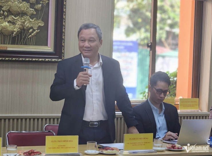 TS Khuất Việt Hùng