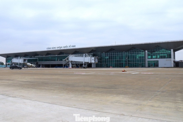 Cảng hàng không quốc tế Vinh (tỉnh Nghệ An) được đưa vào khai thác từ cuối năm 2003, có công suất thiết kế 2,75 triệu hành khách mỗi năm, trung bình phục vụ 21 - 26 chuyến bay/ngày. ﻿Trước yêu cầu phát triển mới của khu vực Bắc Trung Bộ, từ ngày 1/7, sân bay Vinh chính thức tạm dừng khai thác để triển khai dự án nâng cấp quy mô lớn với tổng mức đầu tư gần 1.000 tỷ đồng, do Tổng công ty Cảng hàng không Việt Nam (ACV) làm chủ đầu tư. Dự án gồm ba hạng mục chính: sửa chữa đường cất hạ cánh và hai đường lăn; mở rộng sân đỗ máy bay; cải tạo, mở rộng nhà ga hành khách quốc nội..