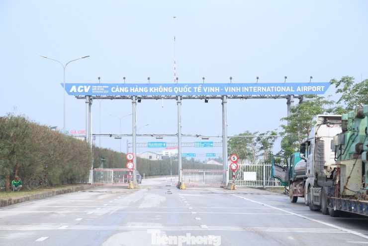 Theo quy hoạch giai đoạn 2021 - 2030, Cảng hàng không quốc tế Vinh được định hướng đạt cấp 4E, công suất khoảng 8 triệu hành khách và 25.000 tấn hàng hóa/năm; đến năm 2050, công suất dự kiến nâng lên 14 triệu hành khách và 35.000 tấn hàng hóa/năm, trở thành cửa ngõ hàng không quan trọng của khu vực Bắc Trung Bộ.