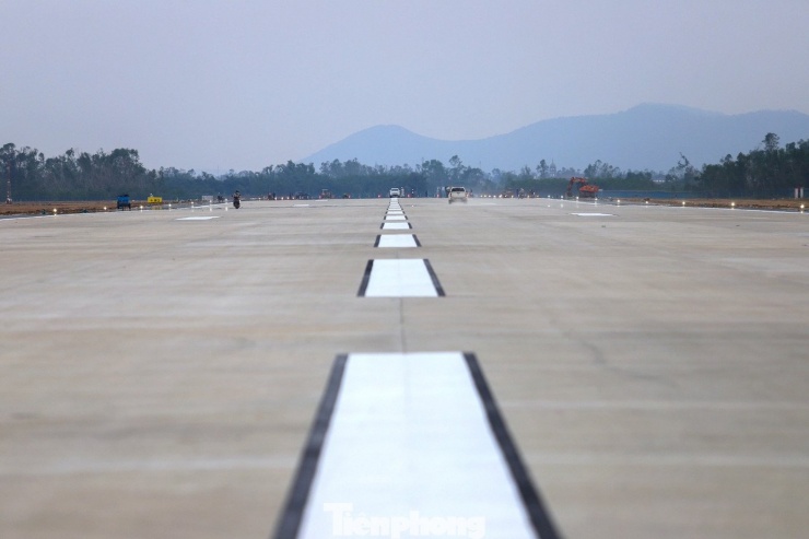 Hạng mục có vốn đầu tư lớn nhất là đường cất hạ cánh và đường lăn, với tổng kinh phí hơn 623 tỷ đồng. Đến nay, các phần việc trọng yếu đã hoàn tất; hệ thống đèn hiệu được lắp đặt, hiệu chỉnh đồng bộ; hệ thống ILS được di dời, lắp mới và chạy thử ổn định, phương thức bay mới đã được Cục Hàng không Việt Nam phê duyệt.