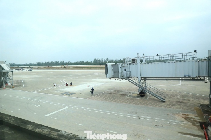 Cùng với nhà ga, sân đỗ máy bay được cải tạo, mở rộng từ 7 lên 9 vị trí đỗ cho tàu bay thân hẹp (code C), với tổng mức đầu tư 236 tỷ đồng, đáp ứng nhu cầu khai thác các dòng máy bay phổ biến hiện nay.