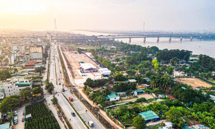 Dự án trục đại lộ cảnh quan sông Hồng có quy mô khoảng 11.000 ha, trải dài qua 19 phường, xã trên địa bàn Hà Nội, với tổng mức đầu tư ước khoảng 855.000 tỷ đồng. Đây được xem là một trong những dự án hạ tầng - đô thị lớn nhất từ trước đến nay của Thủ đô, mang ý nghĩa đặc biệt quan trọng trong việc tổ chức lại không gian ven sông Hồng, tạo động lực phát triển đô thị bền vững và hiện đại trong dài hạn.