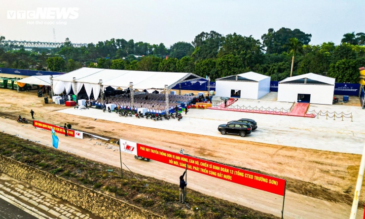 Theo kế hoạch, ngày mai (19/12), dự án chính thức được khởi công. Sự kiện này đánh dấu bước khởi đầu cho quá trình triển khai một đại công trình trải dài dọc hai bên sông Hồng, từ cầu Hồng Hà đến cầu Mễ Sở, đi qua địa bàn của nhiều quận, huyện, xã, phường.