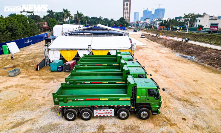 Ghi nhận của PV Báo Điện tử VTC News ngày 18/12, tại khu vực gần chân cầu Thăng Long, lực lượng chức năng đang khẩn trương chuẩn bị cho lễ khởi công trục đại lộ cảnh quan sông Hồng. Nhiều máy móc, thiết bị cơ giới cỡ lớn được tập kết gọn gàng ven bãi sông, sẵn sàng cho giai đoạn thi công đầu tiên.