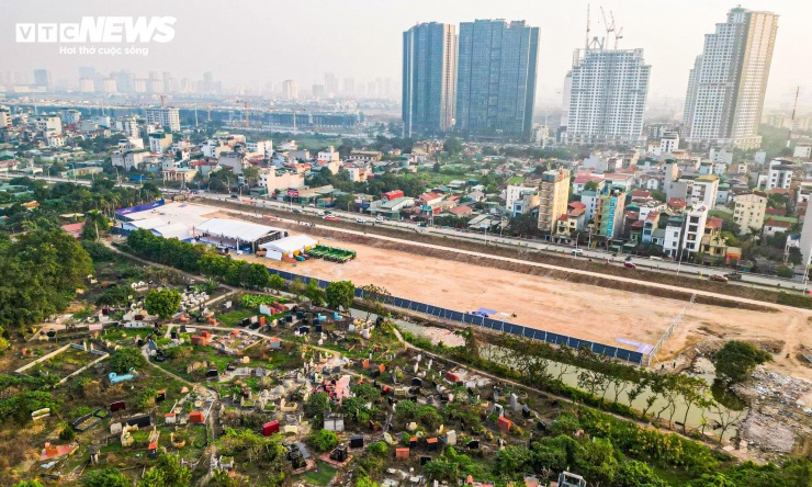 Trước thời điểm khởi công, nhiều máy móc, thiết bị cơ giới cỡ lớn được tập kết gọn gàng ven bãi sông.