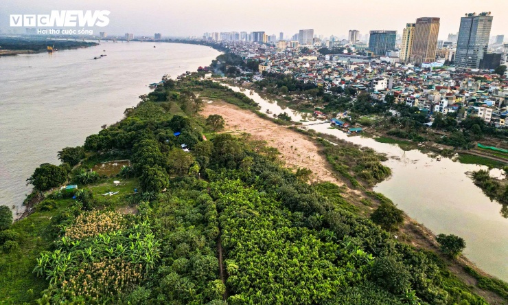 Dự án thành phần 3 là đầu tư tuyến metro đi ngầm bên Hữu ngạn sông Hồng với chiều dài khoảng 45 km. Việc thiết lập tuyến metro đi ngầm nhằm kết nối đồng bộ với hệ thống đường sắt đô thị của thành phố, bảo đảm phát triển hạ tầng giao thông hiện đại, lâu dài.