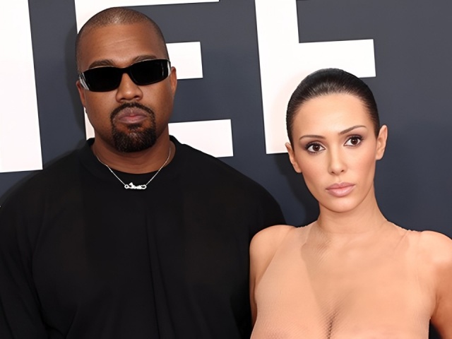 Vợ Kanye West lý giải việc mặc trang phục khoe thân gây sốc