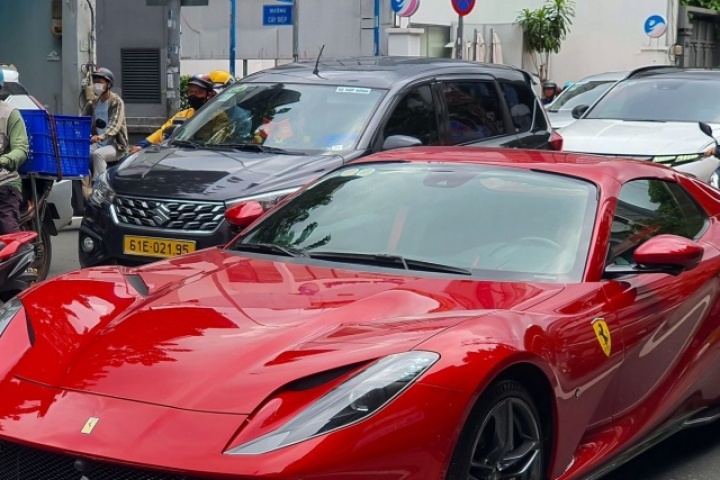 Siêu xe Ferrari 812 GTS sơn đỏ độc nhất Việt Nam giá 26 tỷ dạo phố Sài Gòn