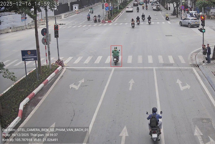 Hàng trăm xe máy bị phạt nguội ngày 17/12 chỉ tại 1 nút giao ở Hà Nội