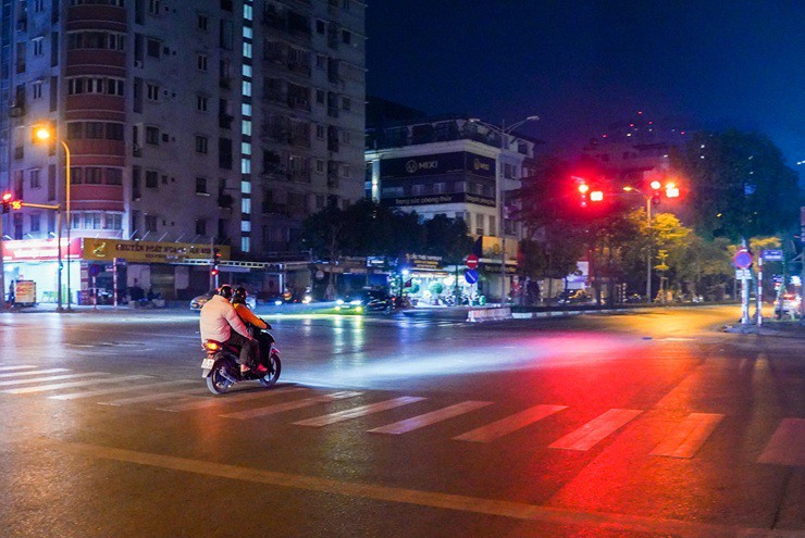 Vô tư vượt đèn đỏ ban đêm và rạng sáng, nhiều xe máy nhận "trái đắng"