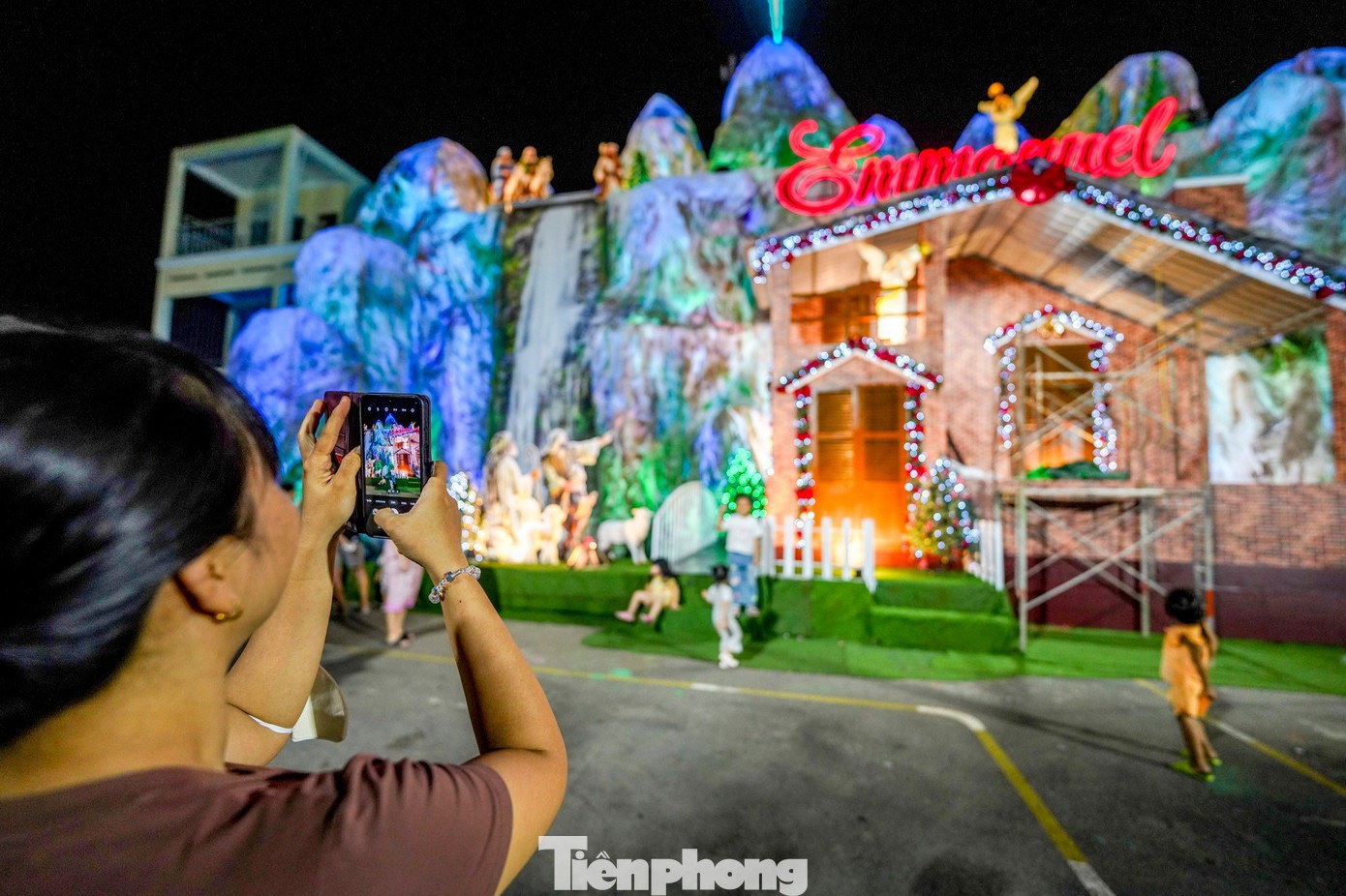 Hang đá nhà thờ Bình An Thượng còn nhiều chi tiết trang trí chưa được lắp đặt, song bà con giáo dân vẫn đến chiêm ngưỡng rất đông mỗi tối, ngay cả trước giờ mở cửa.